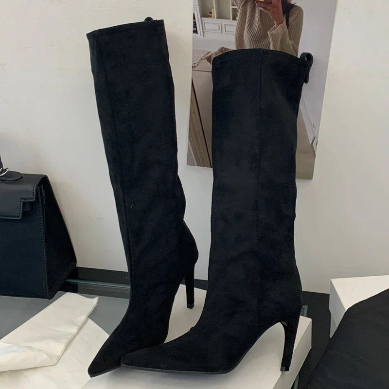 Stylish women's knee-high boots with pointed toes – elegance and fashion in one pair