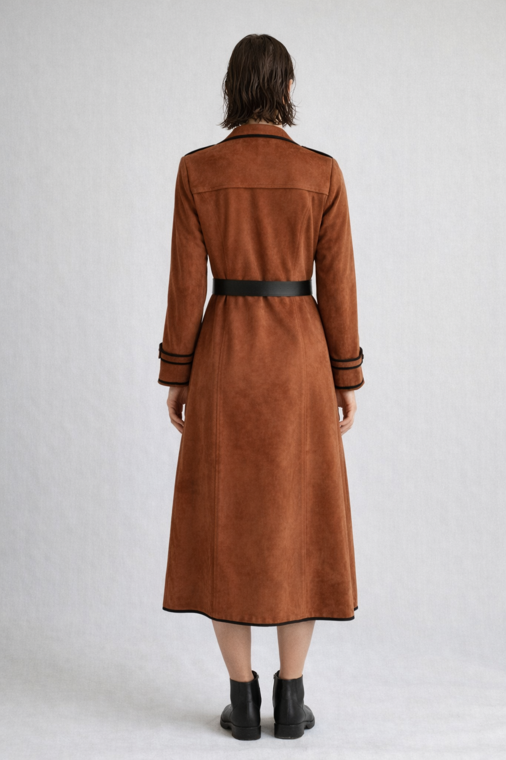 Coat with double-breasted collar and trim with black edging