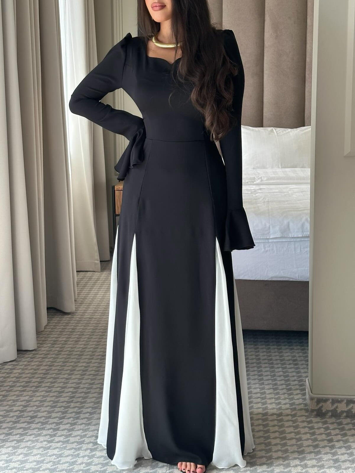 Elegant Black and White Flared Long-Sleeved Maxi Dress for a Timeless Look
