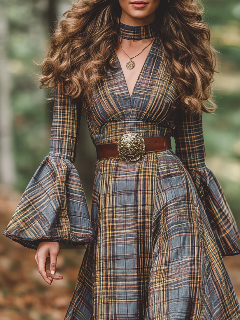 Maxi Dress with Flared Sleeves and V-Neck in Plaid for Elegant Retro Style