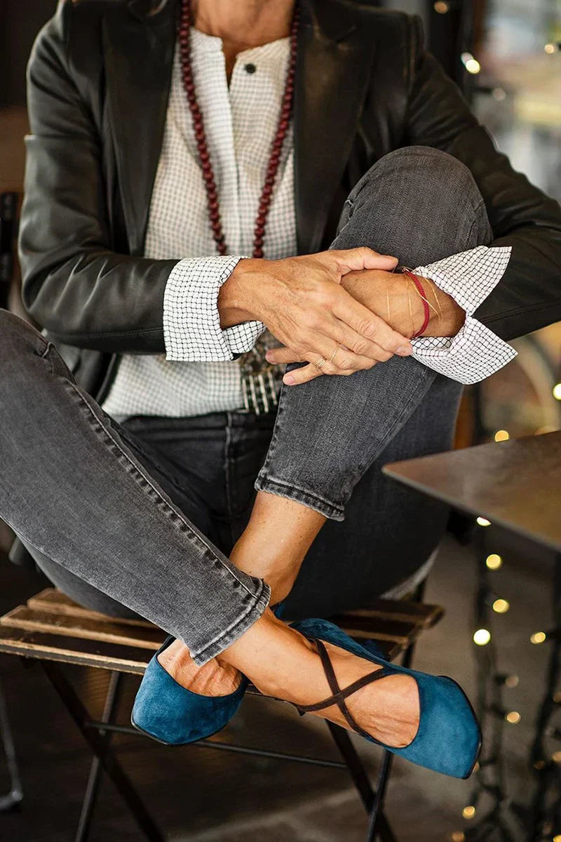 Elegant mid-heel shoes with a refined strap