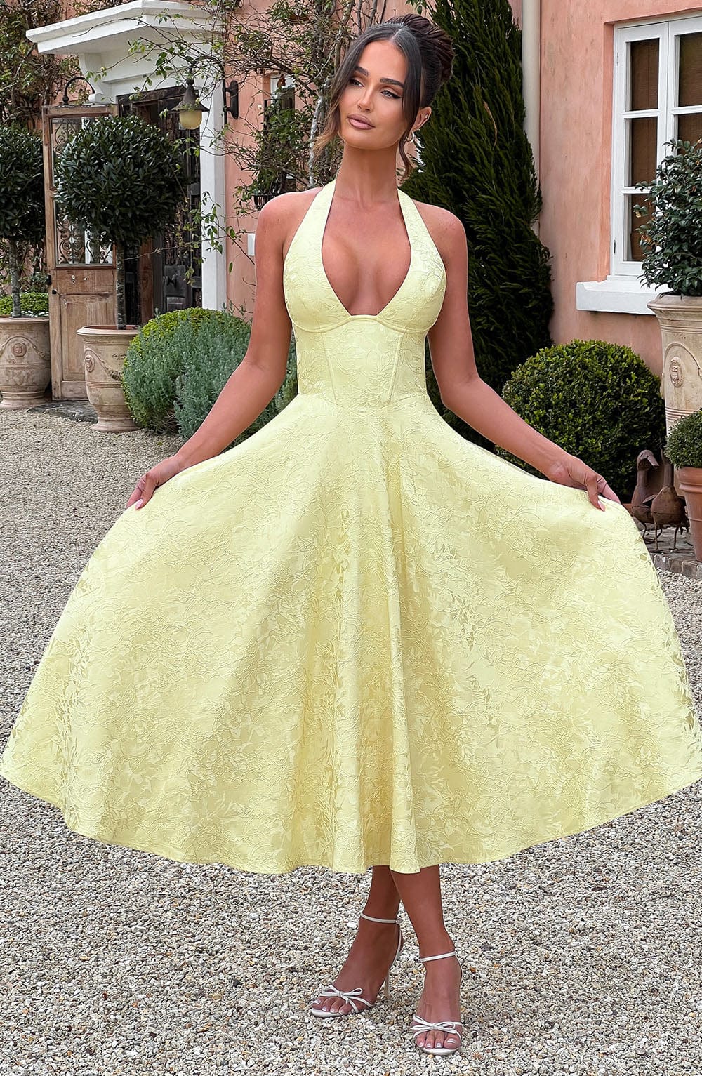 Midi Dress with Halter Neckline – Sleek, Flattering Silhouette for Any Occasion