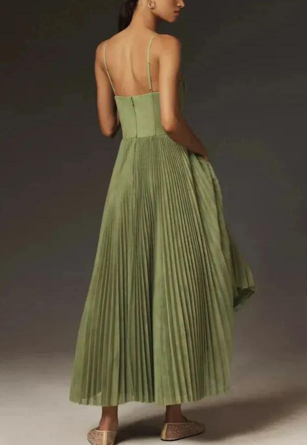 Long Floor-Length Dress with Pleated Tulle Bustier for an Elegant and Flowing Silhouette