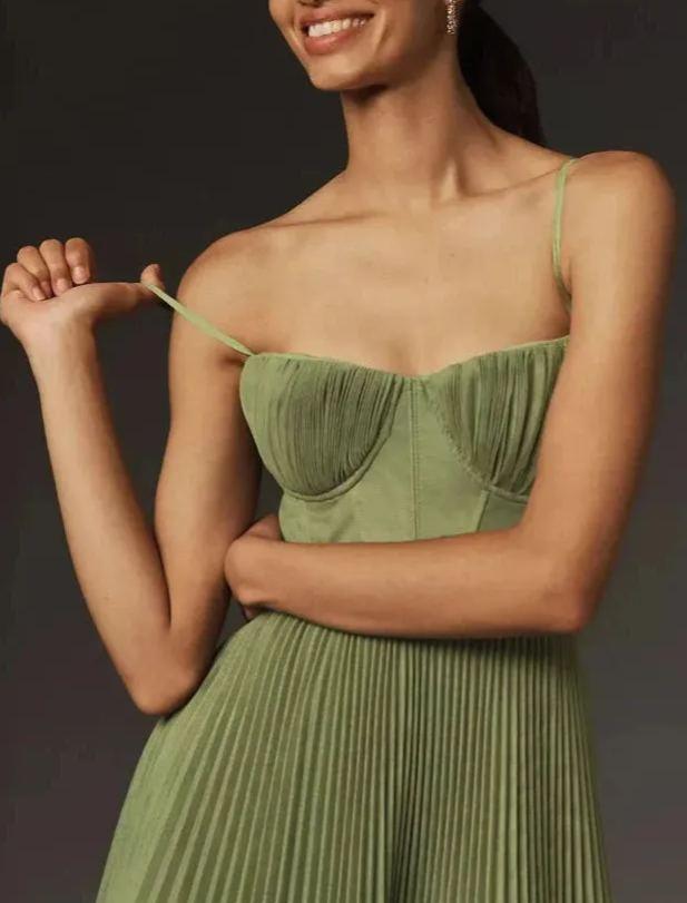 Long Floor-Length Dress with Pleated Tulle Bustier for an Elegant and Flowing Silhouette