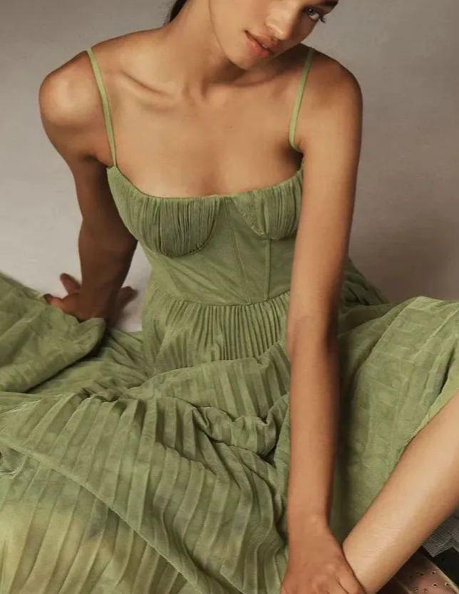 Long Floor-Length Dress with Pleated Tulle Bustier for an Elegant and Flowing Silhouette